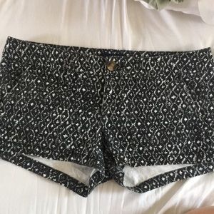 Black and White print AEO shorts